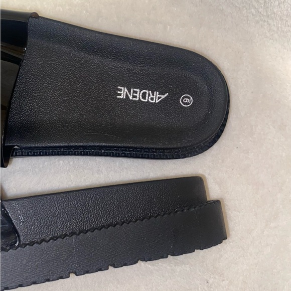 ARDENE Shiny Black Platform Slides Sandals - Picture 3 of 5